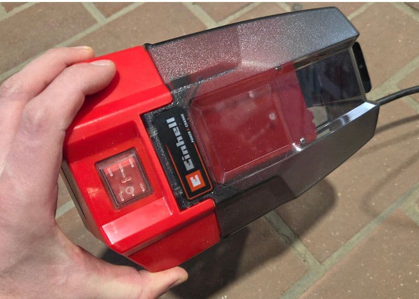 Die Akkubox der Einhell GE-PP 18 RB LI Pumpe ist clever designt und lässt sich komfortabel am Rand der Regentonne installieren.