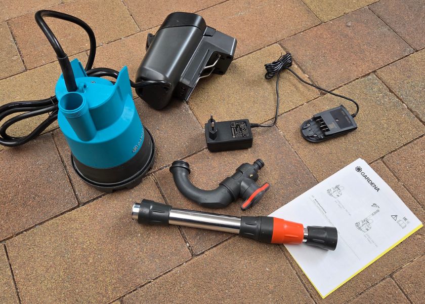 Gardena Akku-Regenfasspumpe 2000-2 18V - Lieferumfang